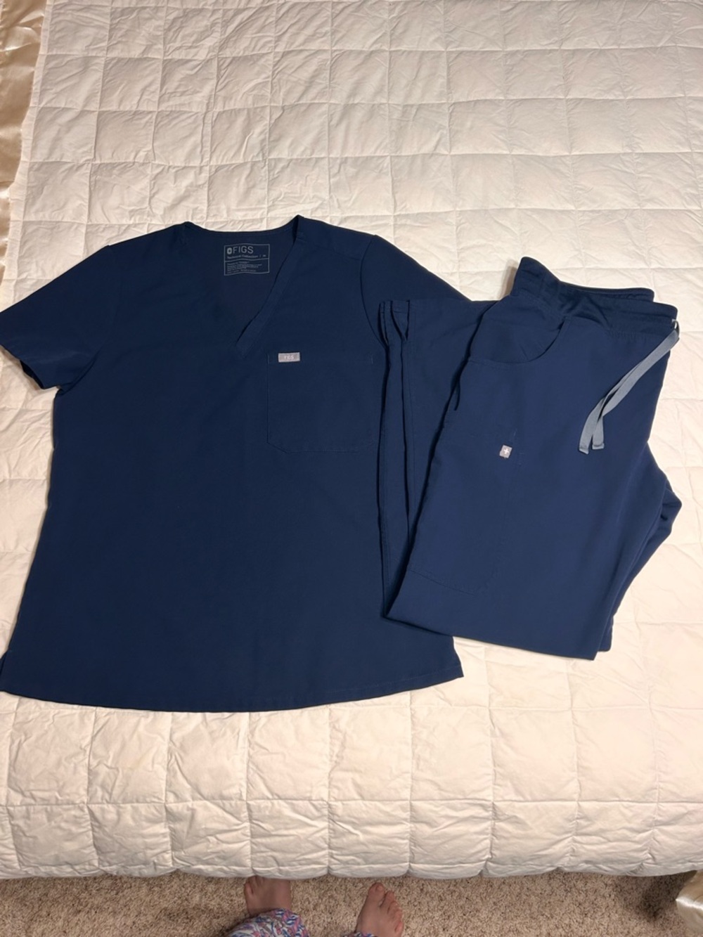 Figs women’s Navy V-Neck Scrub Top and Pants